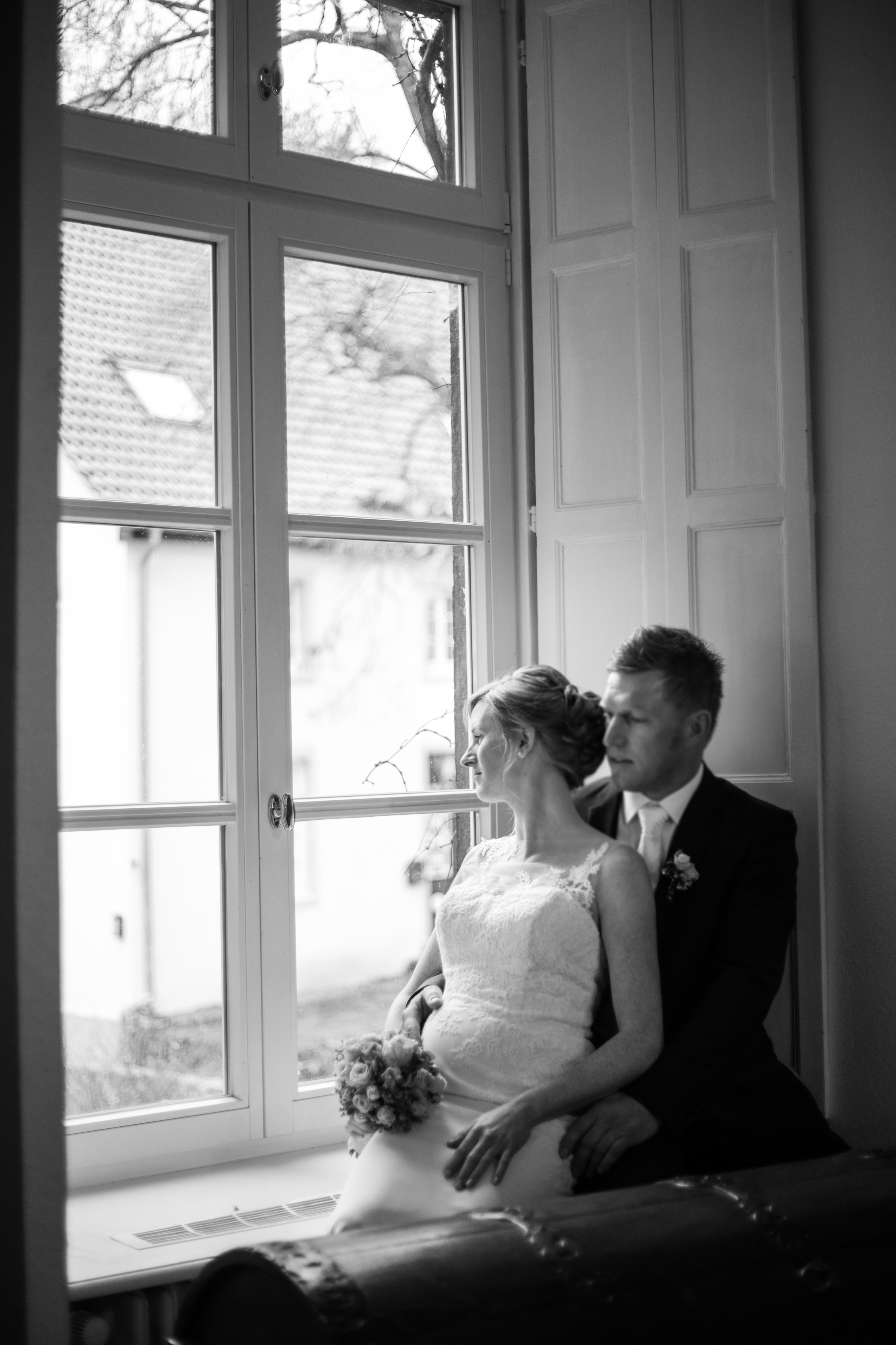 Brautpaar im Sprossenfenster Schloss Bamenohl